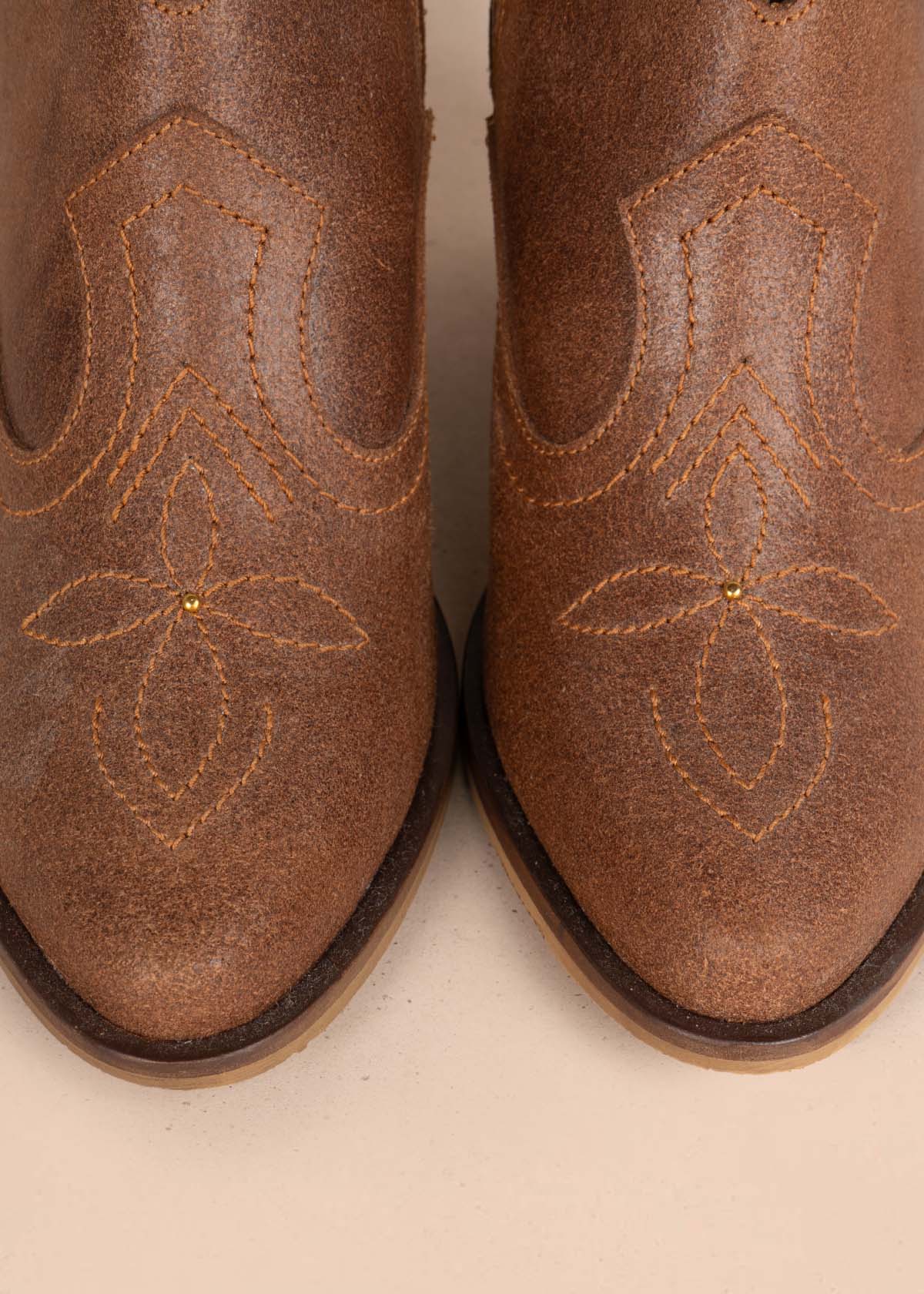 Botines en cuero color miel con bordado de flor 105599