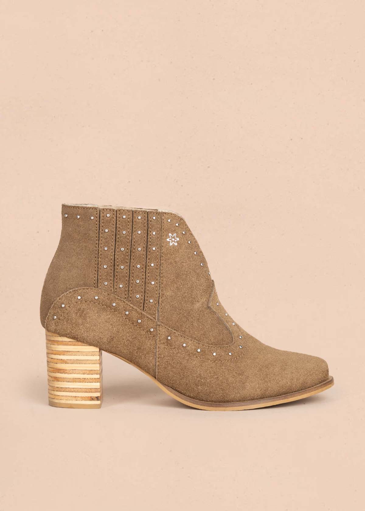 Botines en cuero color miel con taches 105600