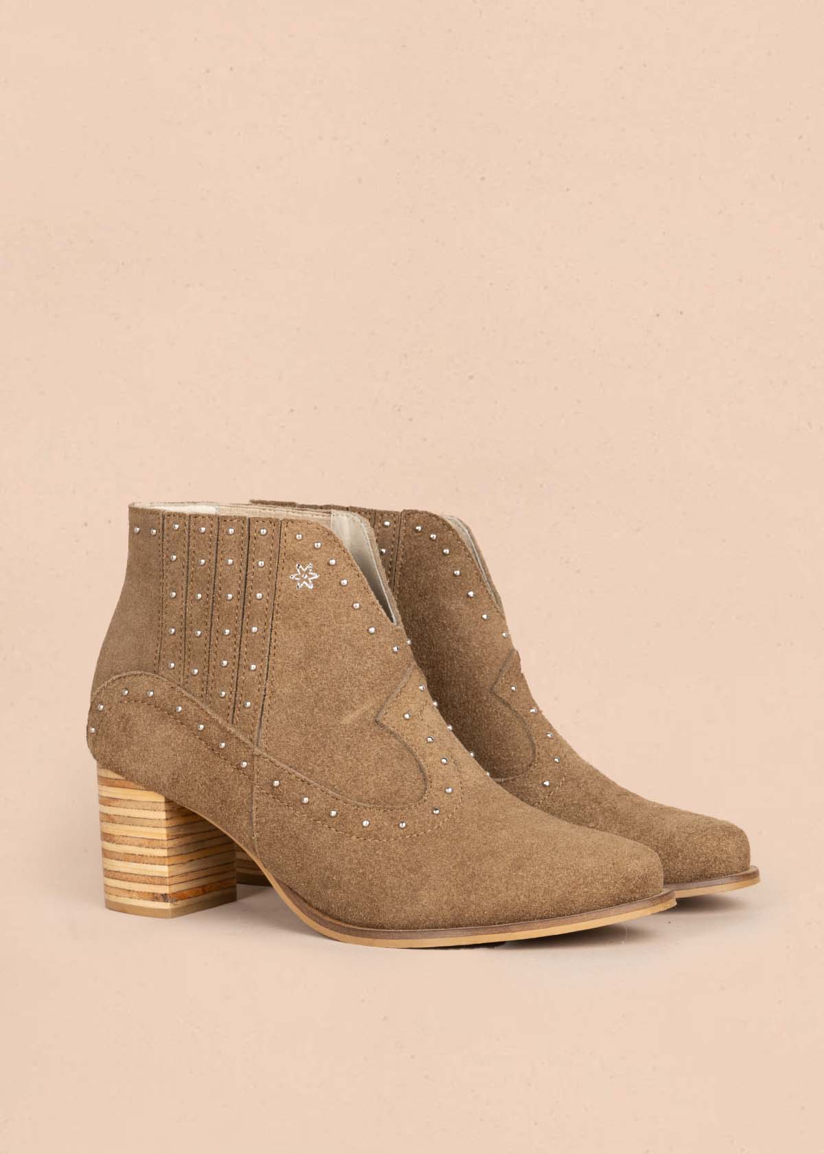 Botines en cuero color miel con taches 105600