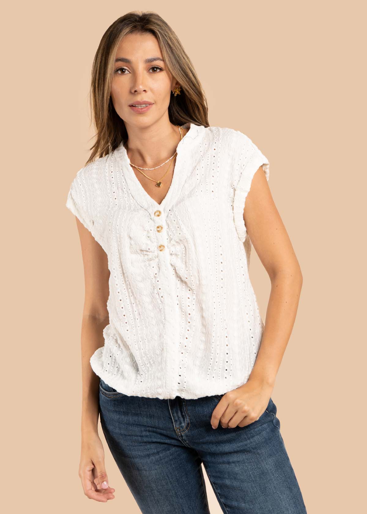 Blusa color beige con ojalillo 105603