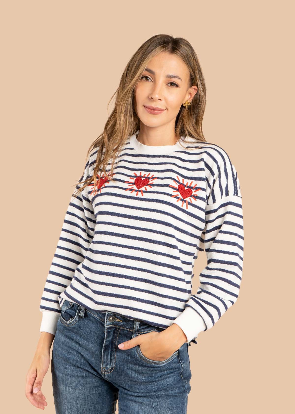 Buzo color azul con rayas y corazones 105608