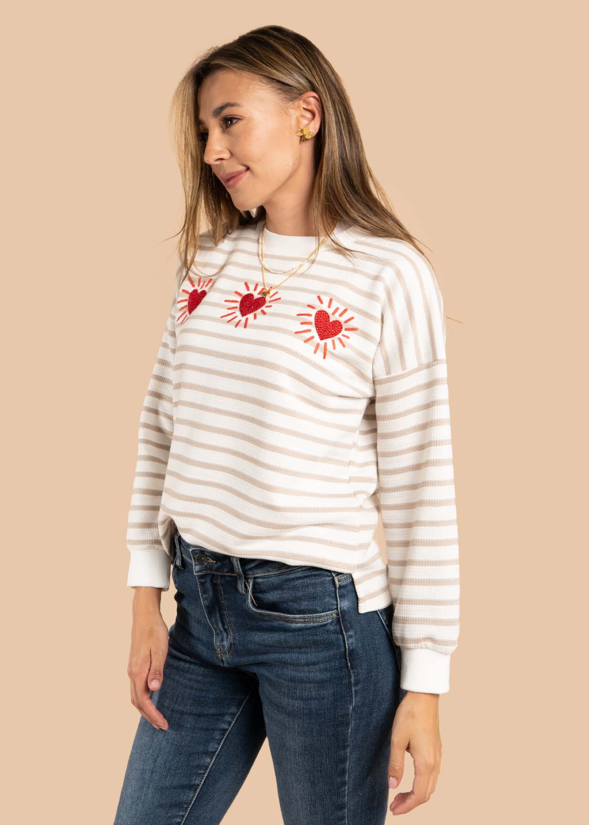 Buzo color camel con rayas y corazones 105608