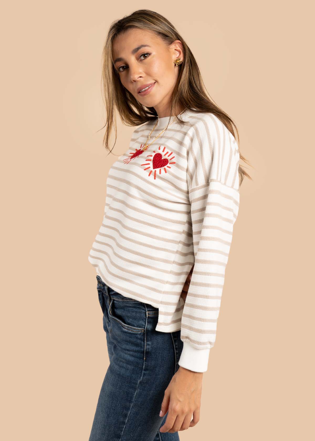 Buzo color camel con rayas y corazones 105608