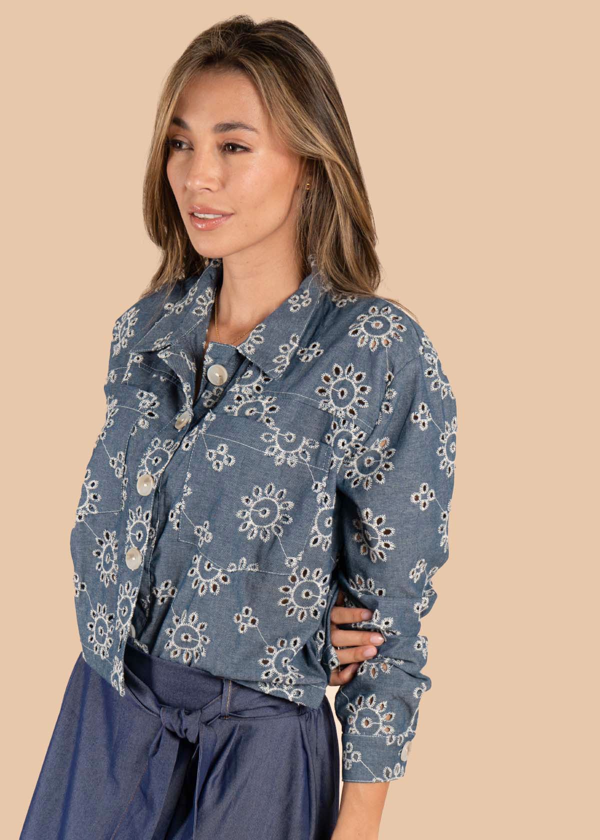 Chaqueta color azul oscuro con ojalillo y bordado 105609