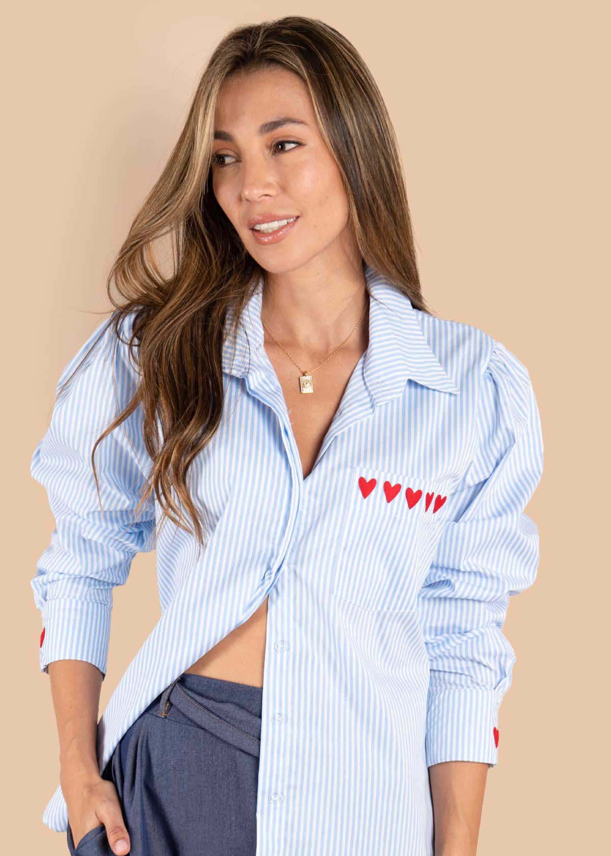 Blusa color azul claro con rayas y corazones 105611