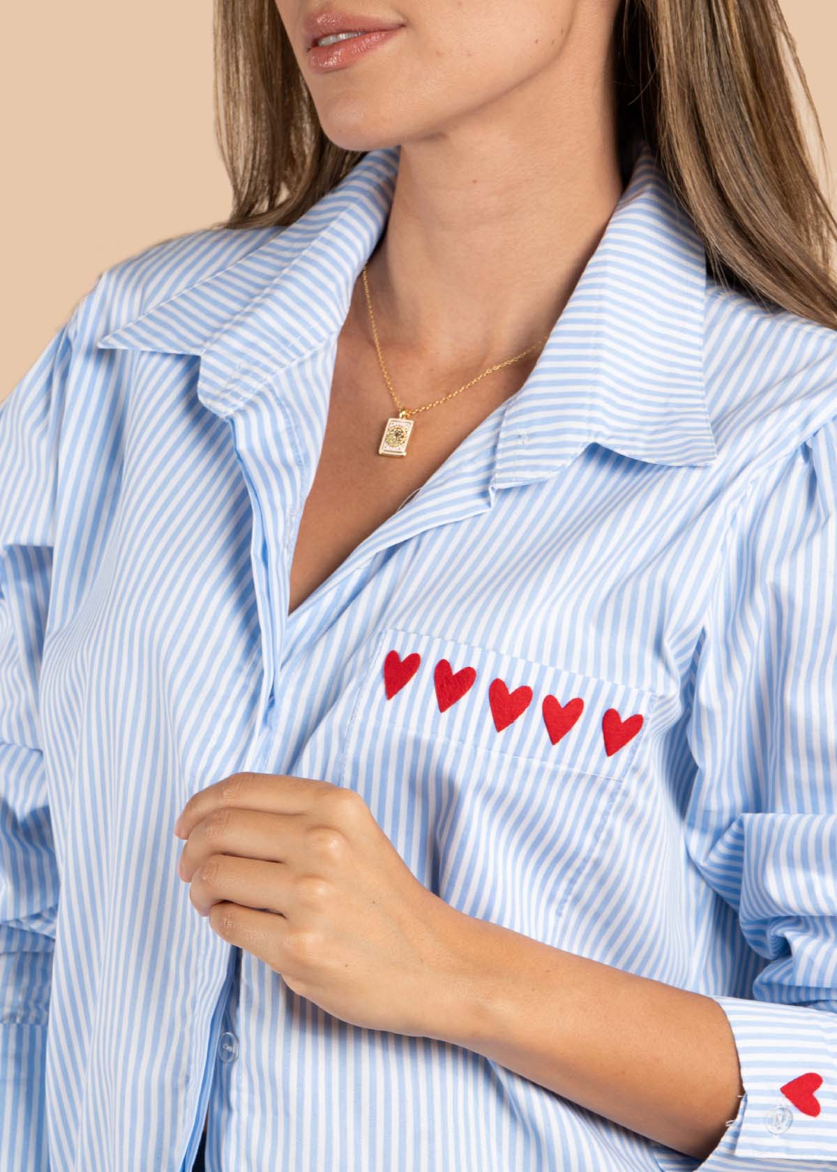 Blusa color azul claro con rayas y corazones 105611