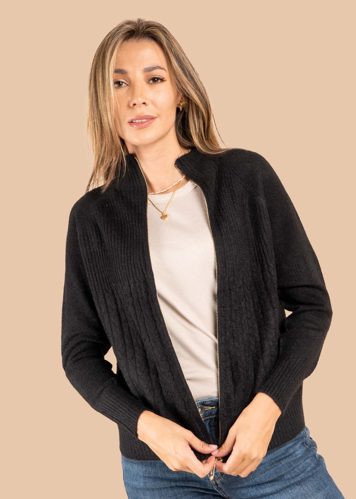 Buzo color negro con cierre 105623