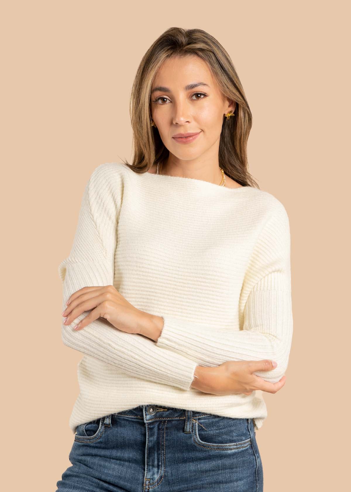 Buzo color crema con cuello ojal 105625