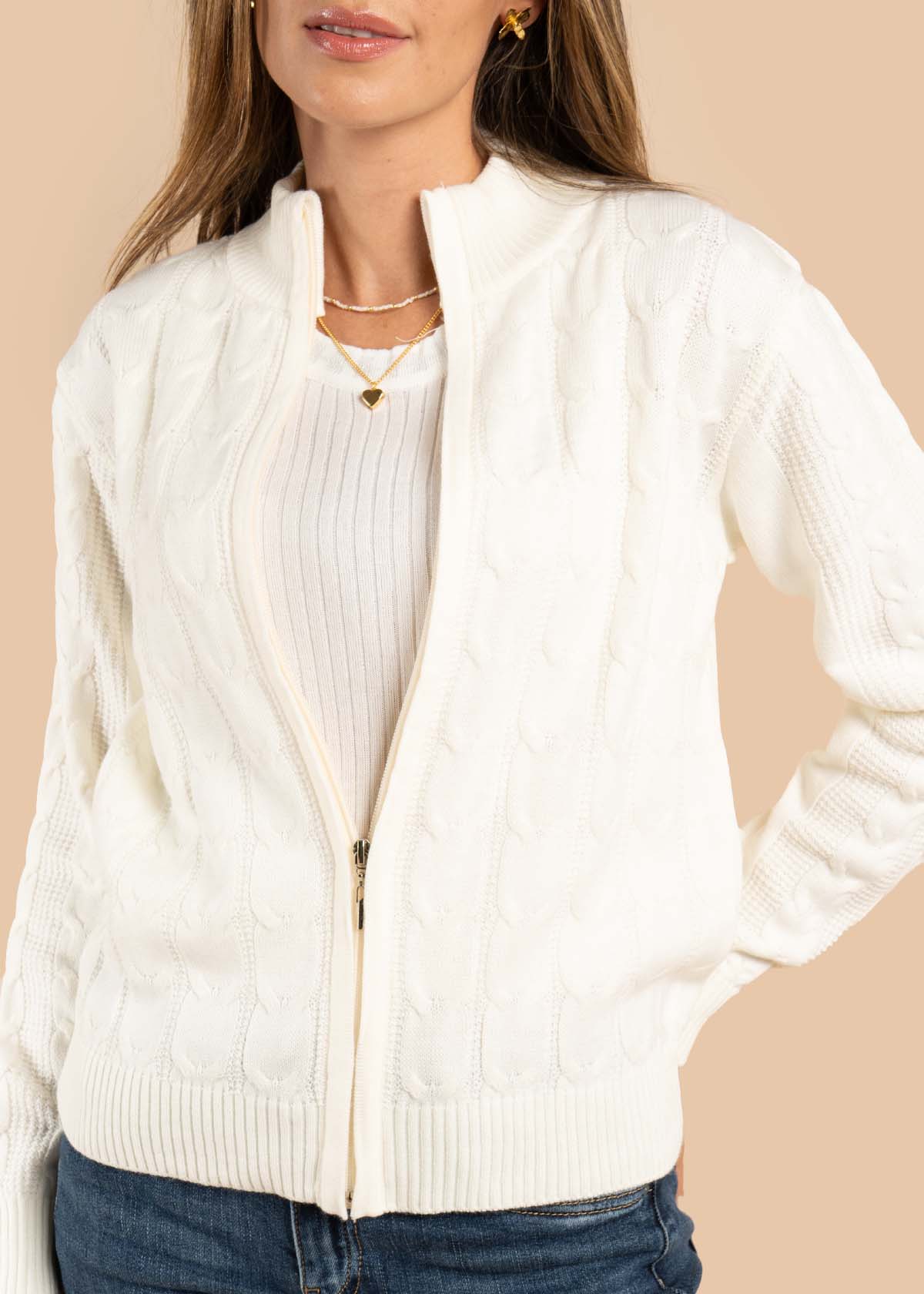 Chaqueta tejida color crema con cierre 105651
