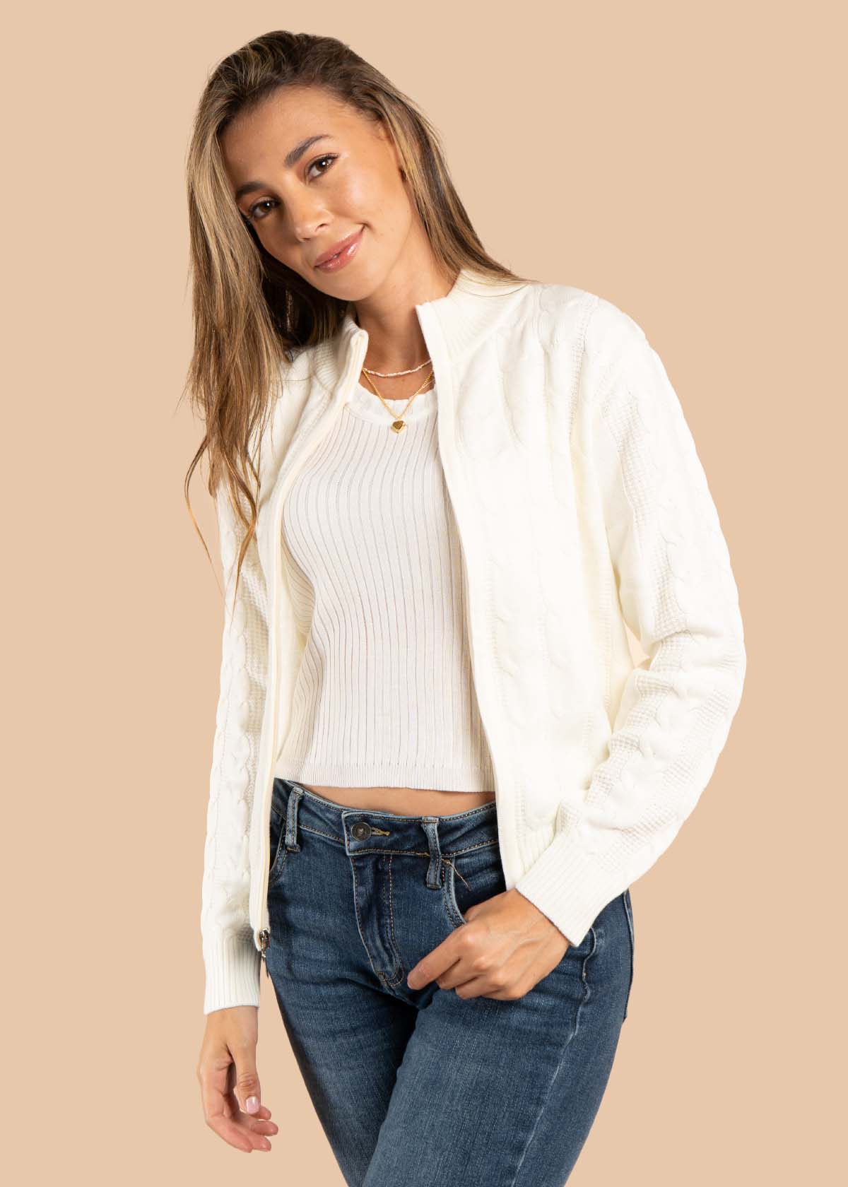 Chaqueta tejida color crema con cierre 105651
