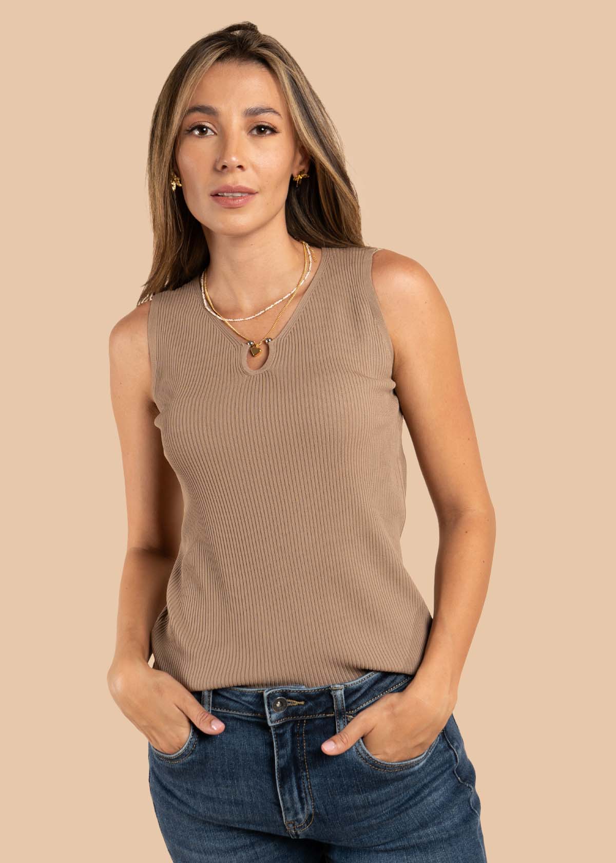 Camiseta color café con herraje circular 105700