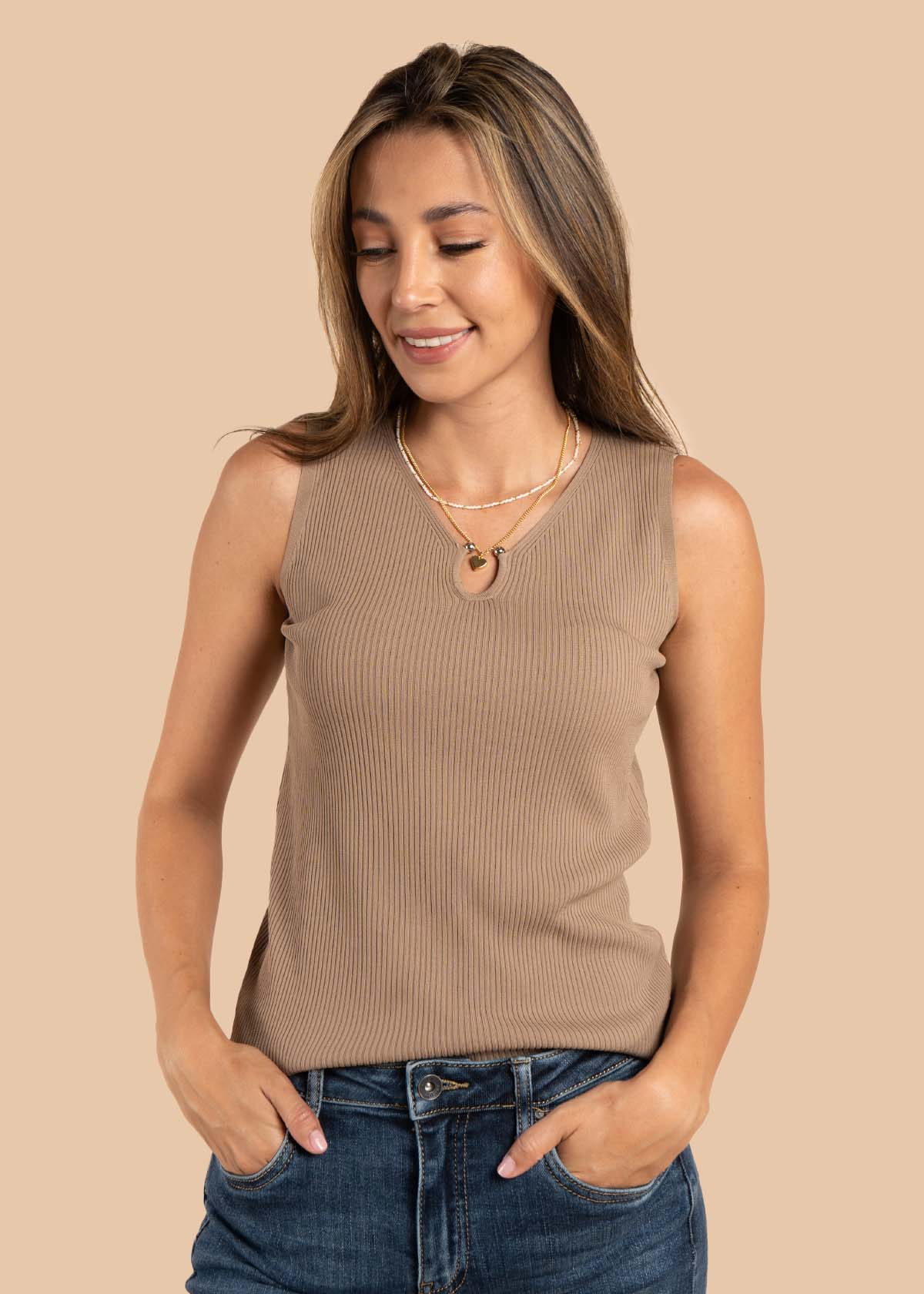 Camiseta color café con herraje circular 105700