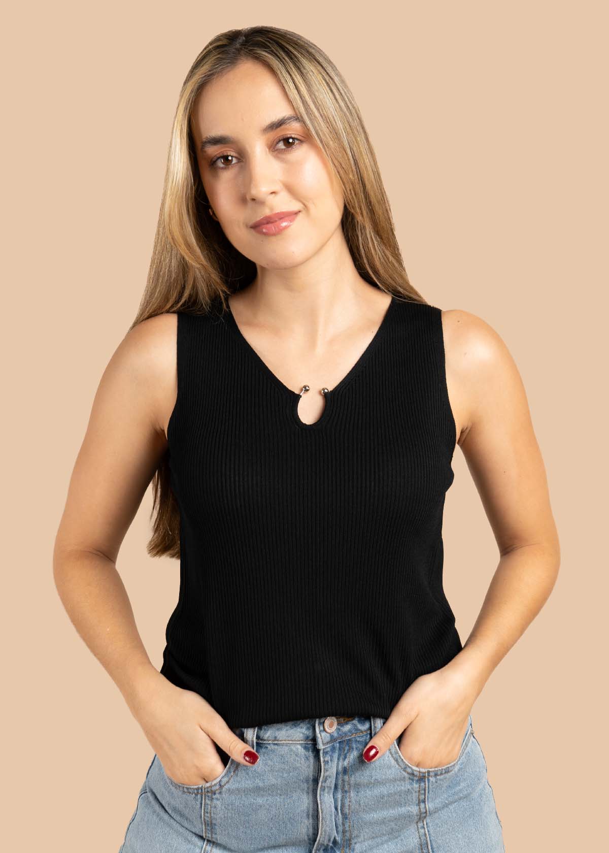 Camiseta color negro con herraje circular 105700
