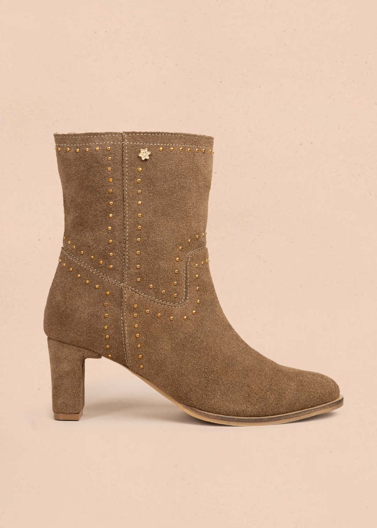Botas en cuero color arena con taches 105710