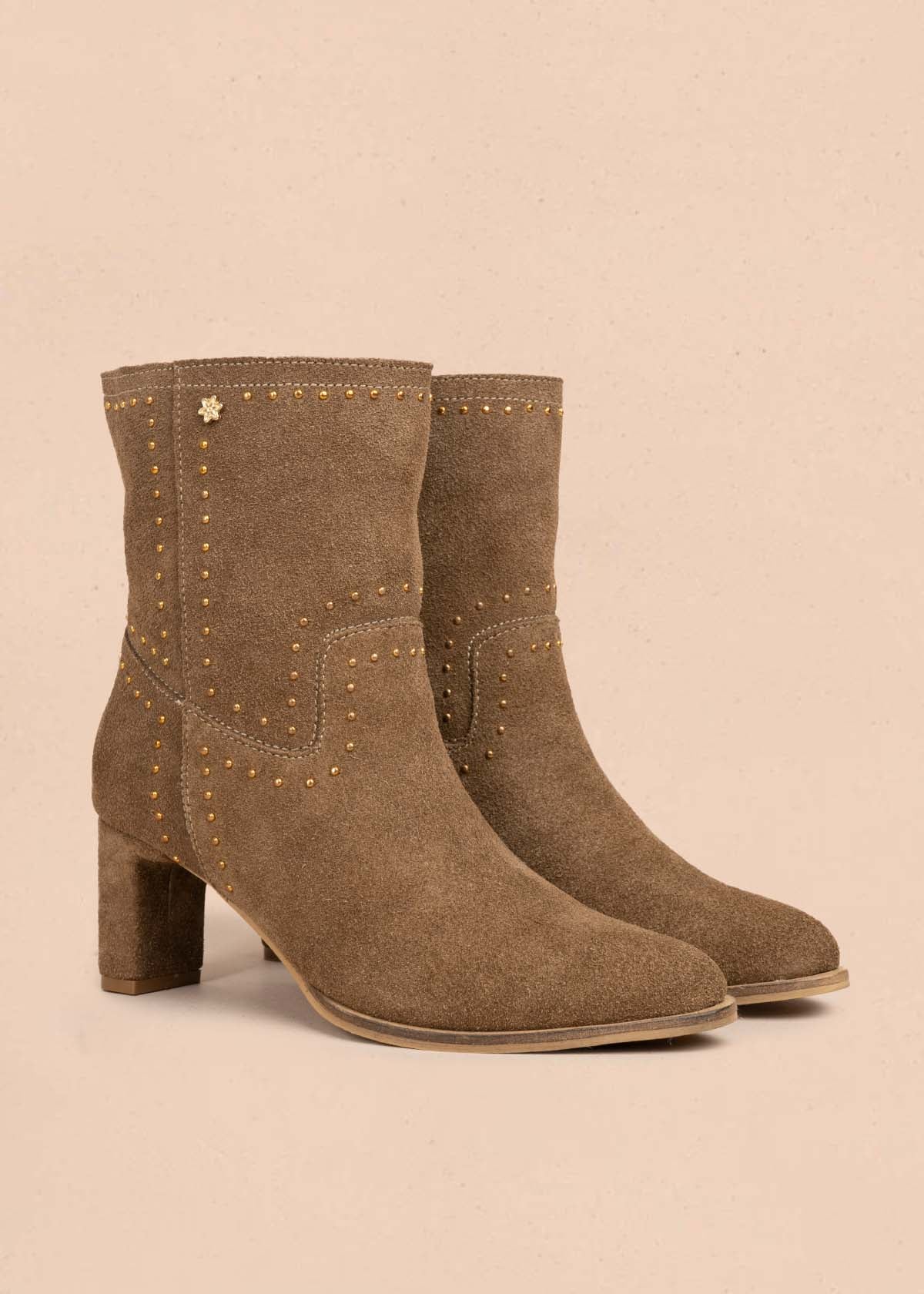 Botas en cuero color arena con taches 105710