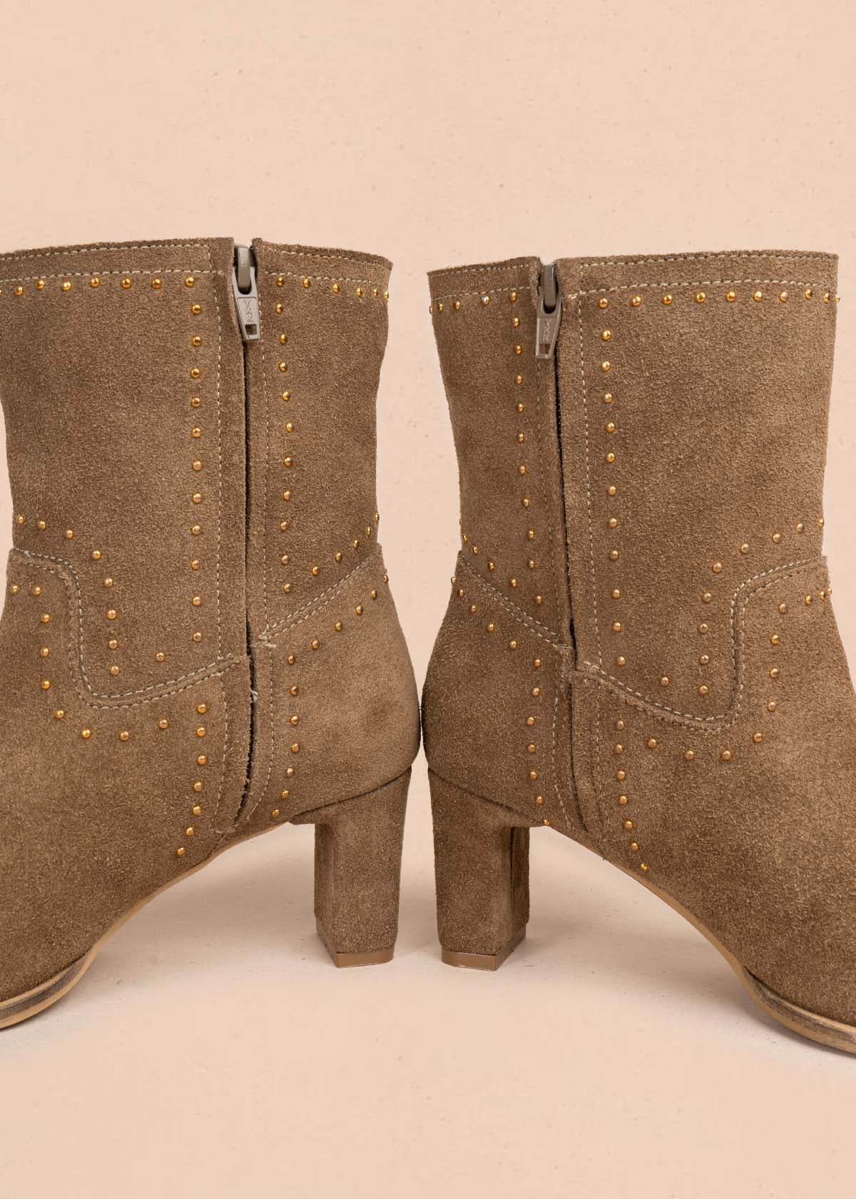 Botas en cuero color arena con taches 105710
