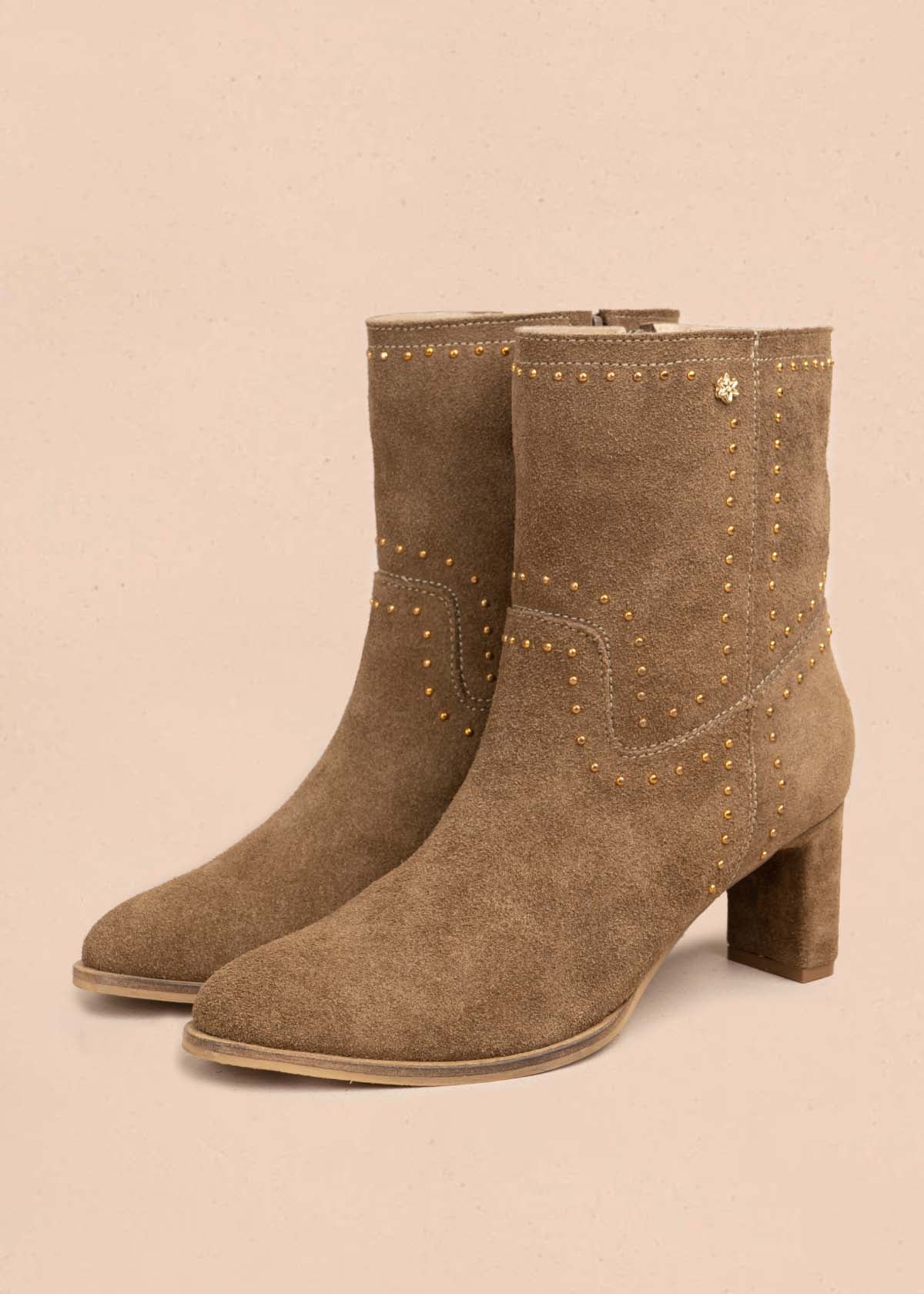 Botas en cuero color arena con taches 105710