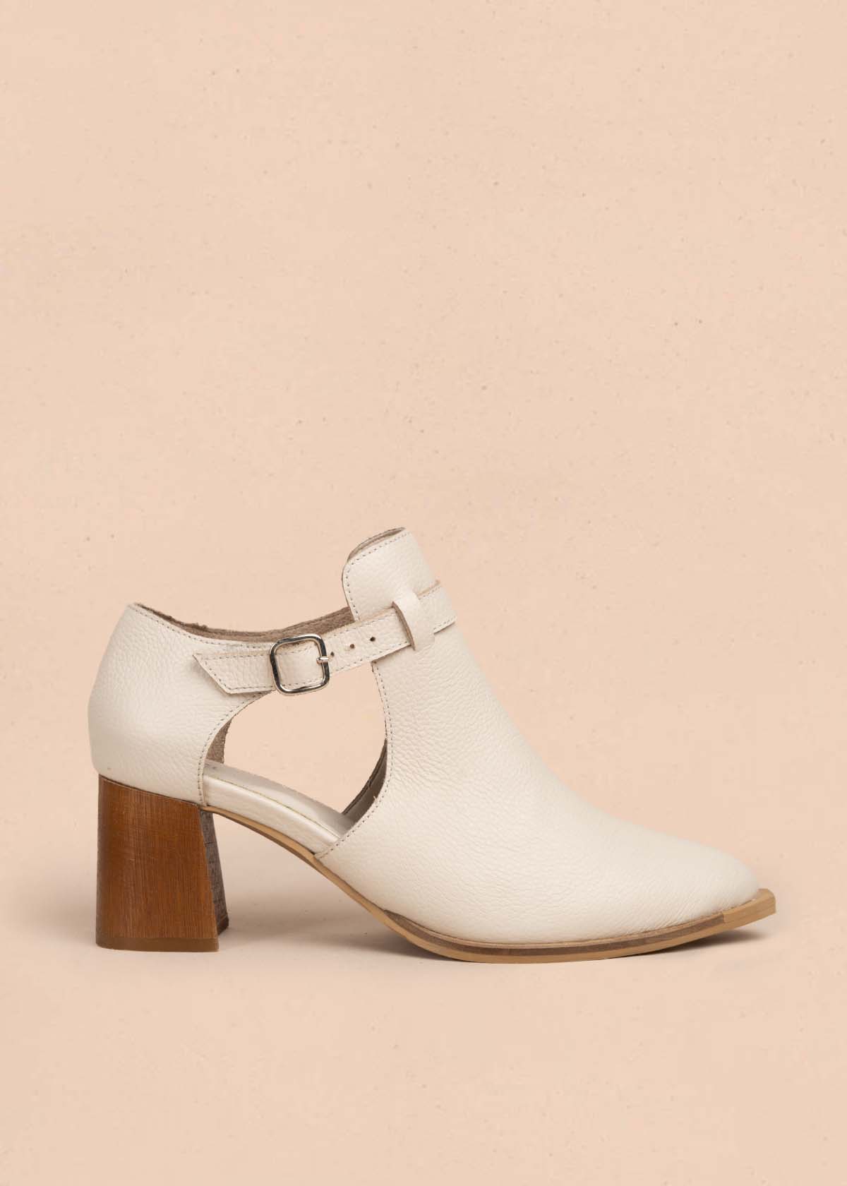 Botines en cuero color beige con correa 105711