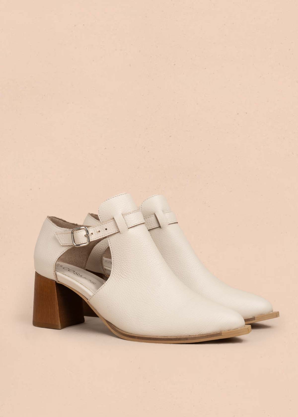 Botines en cuero color beige con correa 105711