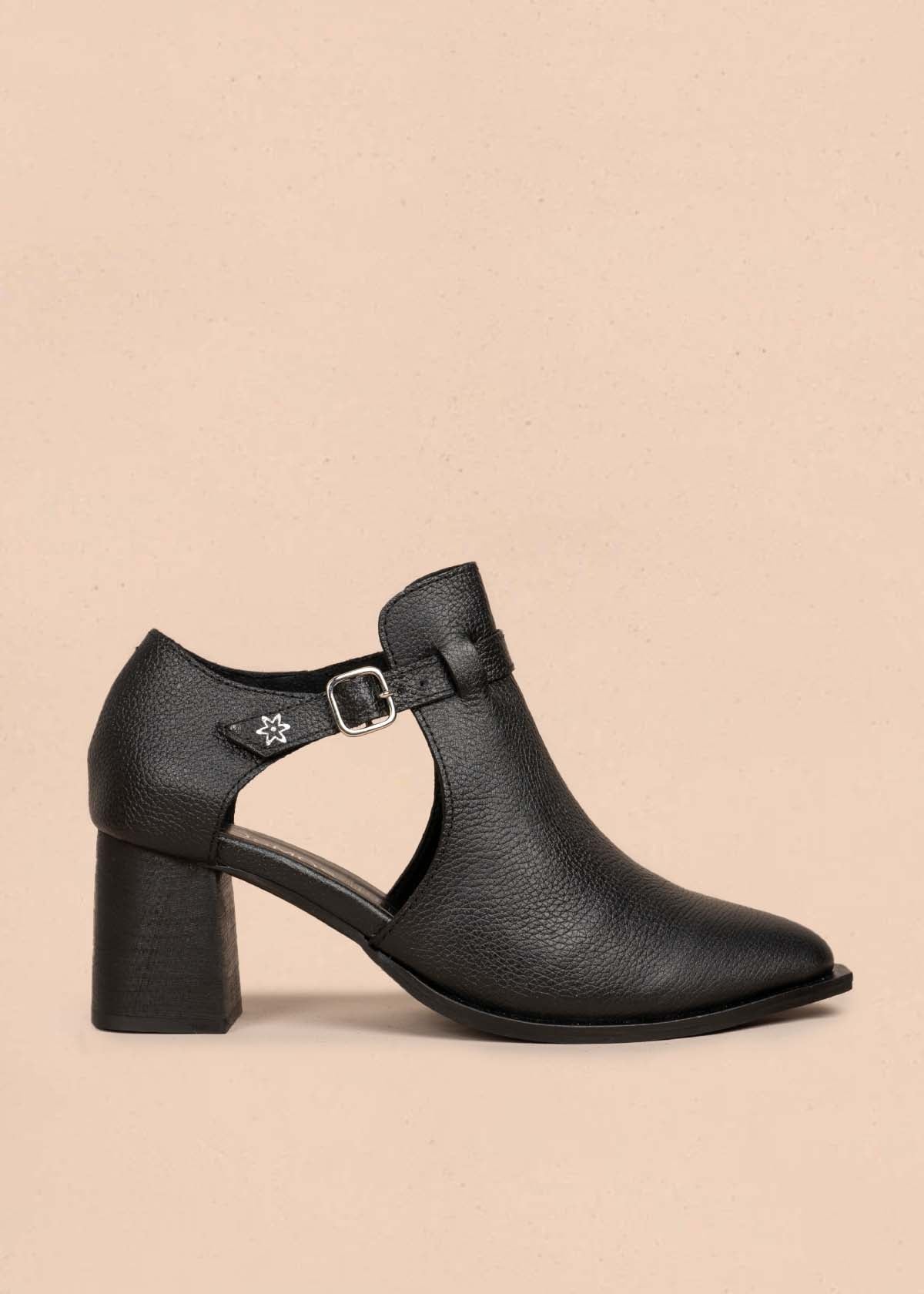 Botines en cuero color negro con correa 105711