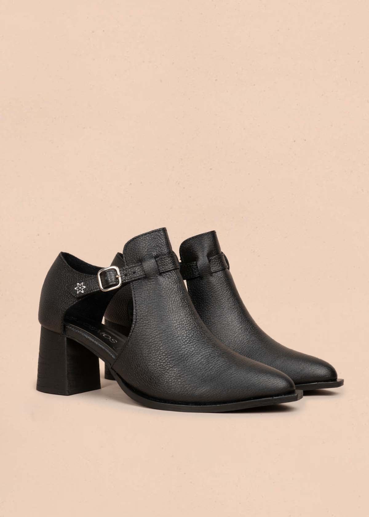Botines en cuero color negro con correa 105711