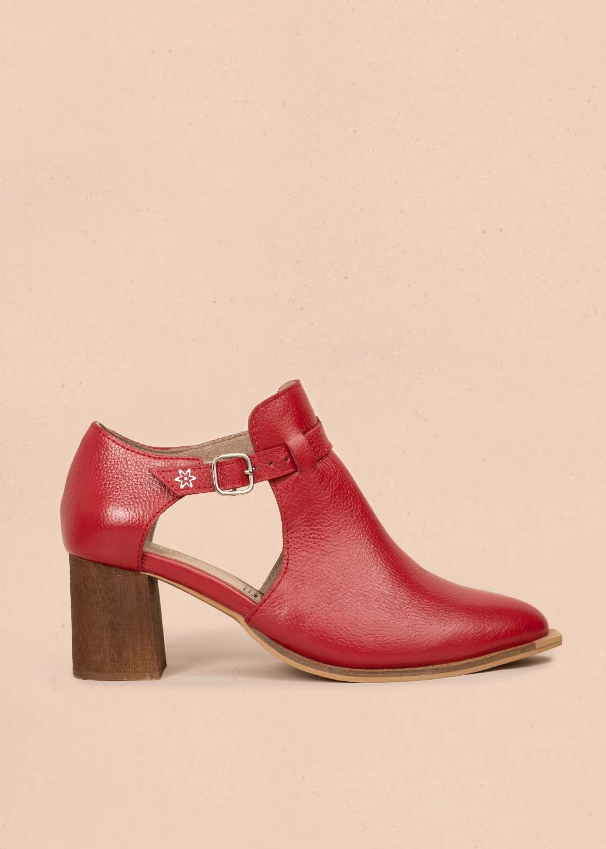 Botines en cuero color rojo con correa 105711