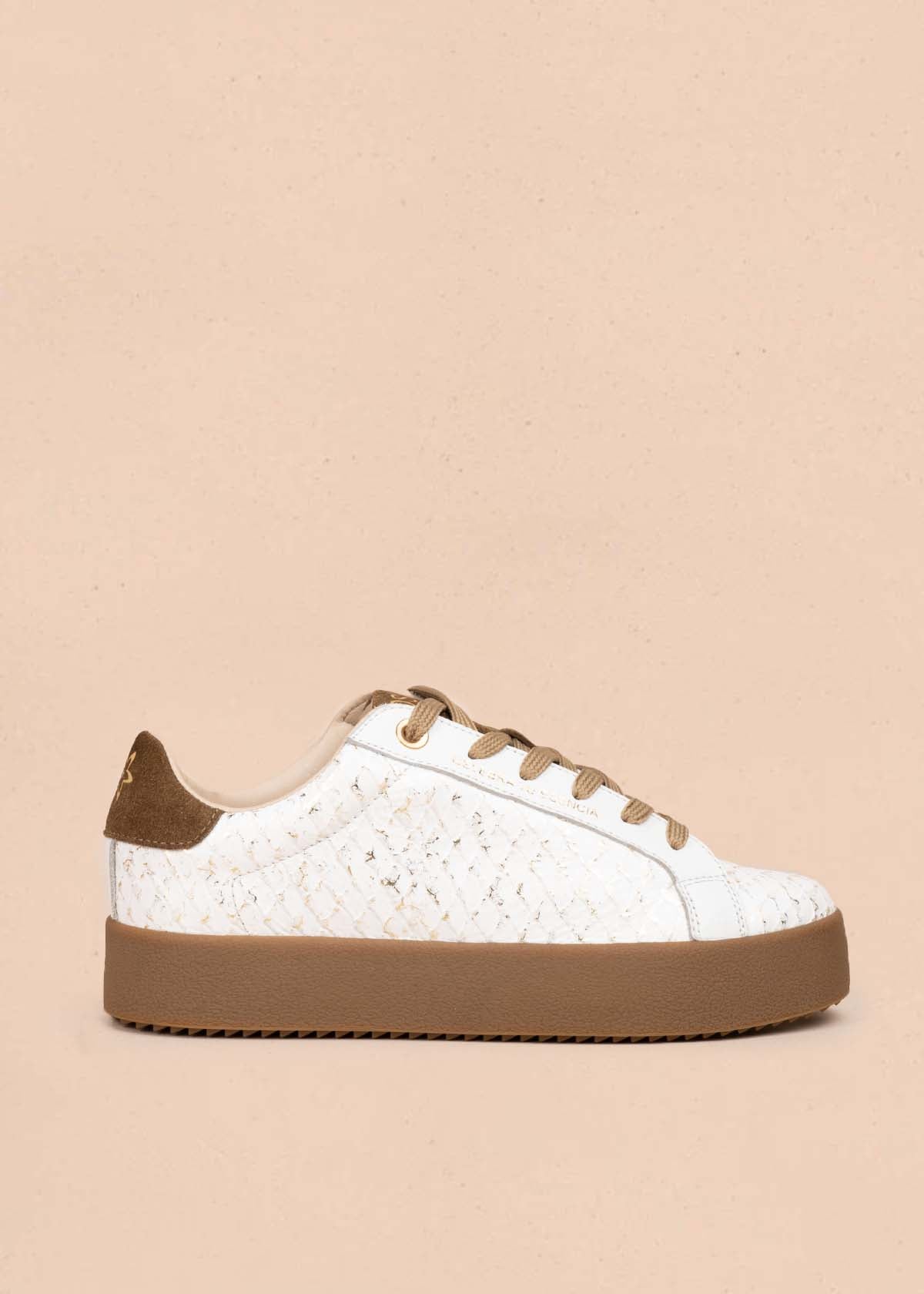 Tenis casuales en cuero color blanco con folia 105717