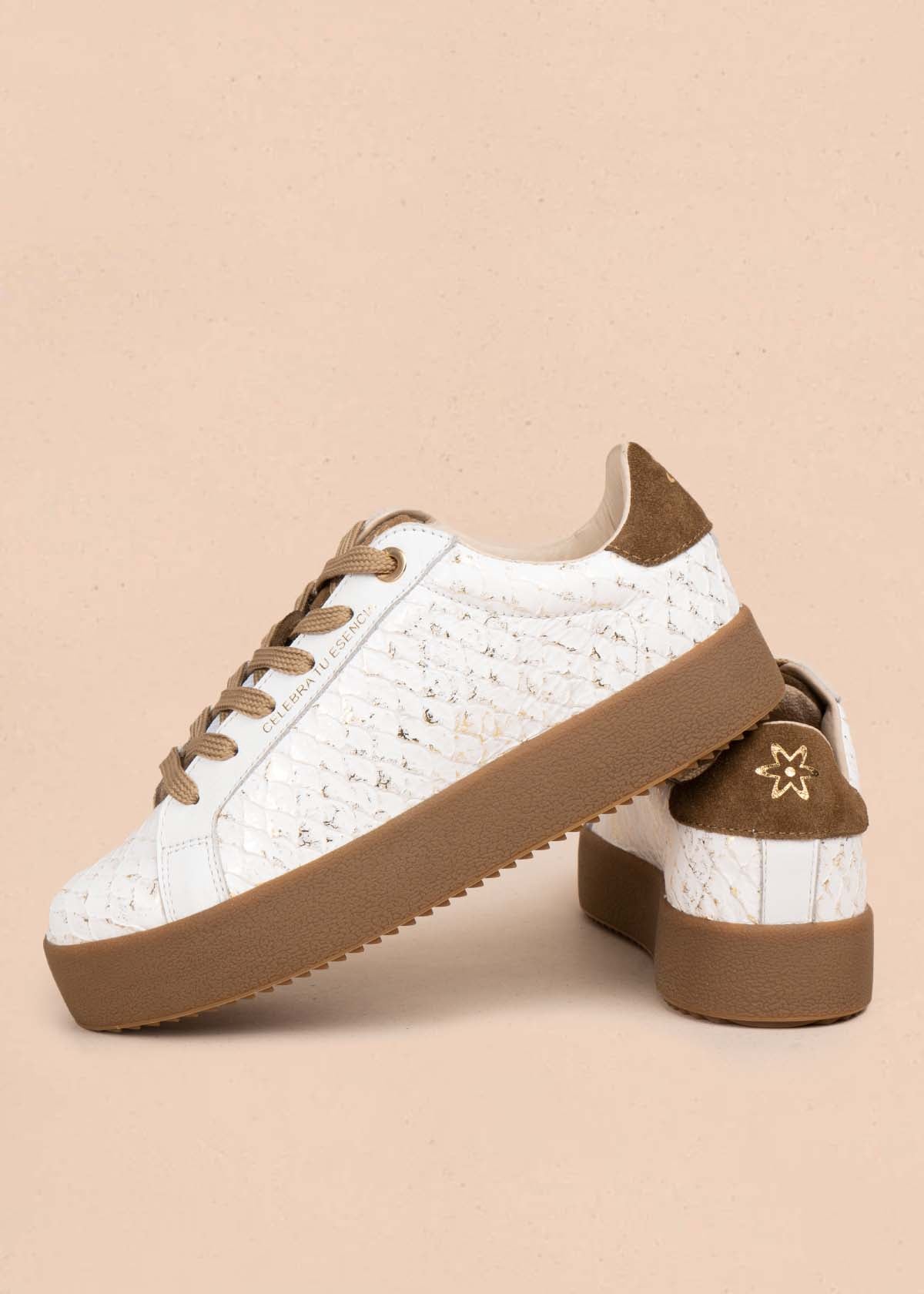 Tenis casuales en cuero color blanco con folia 105717
