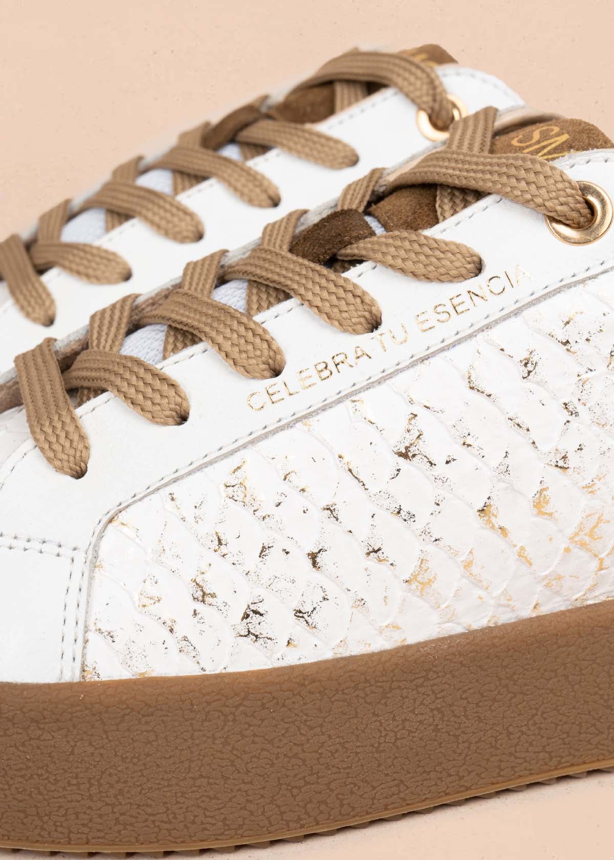 Tenis casuales en cuero color blanco con folia 105717