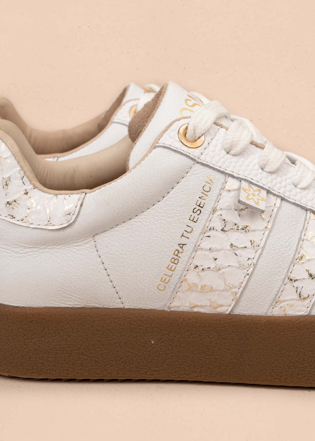 Tenis casuales en cuero color blanco con folia 105718