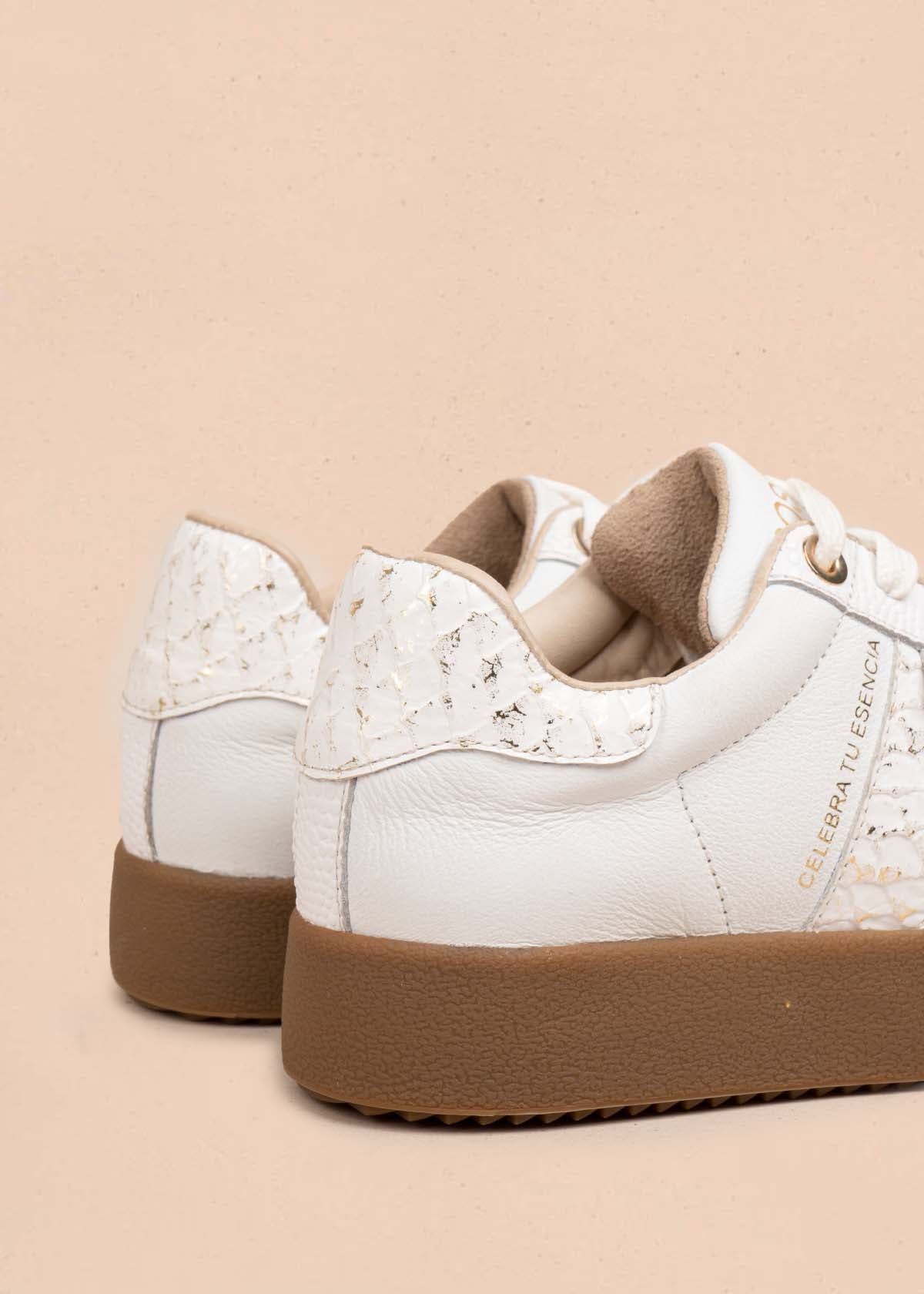Tenis casuales en cuero color blanco con folia 105718