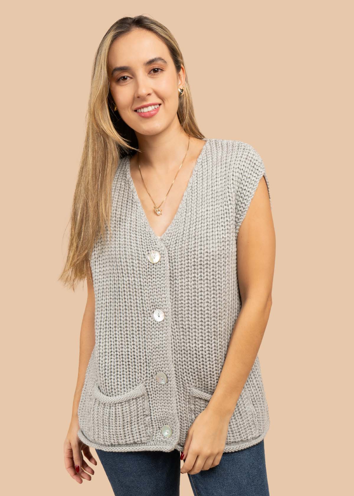 Chaleco tejido color gris con botones 105720