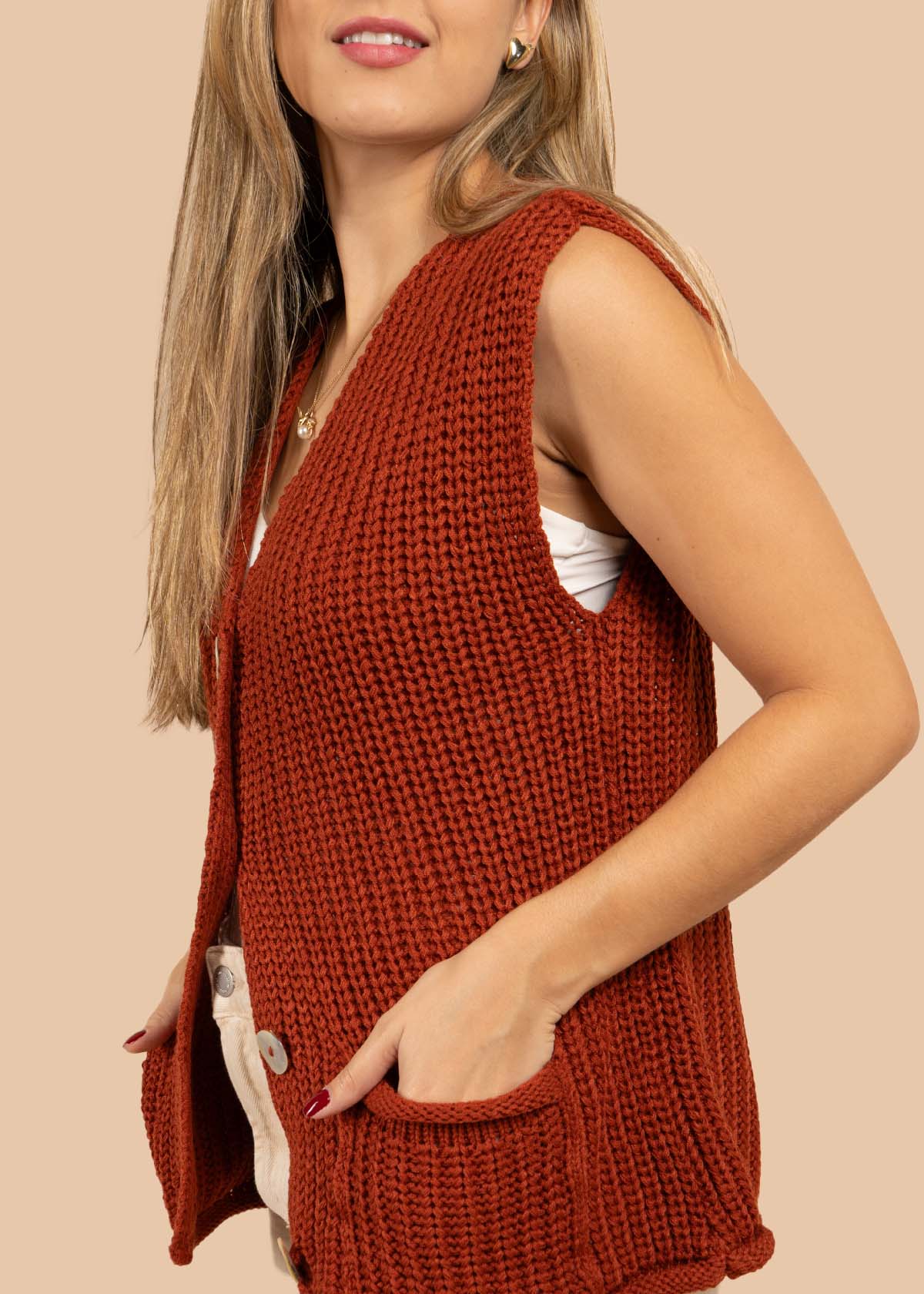 Chaleco tejido color terracota con botones 105720