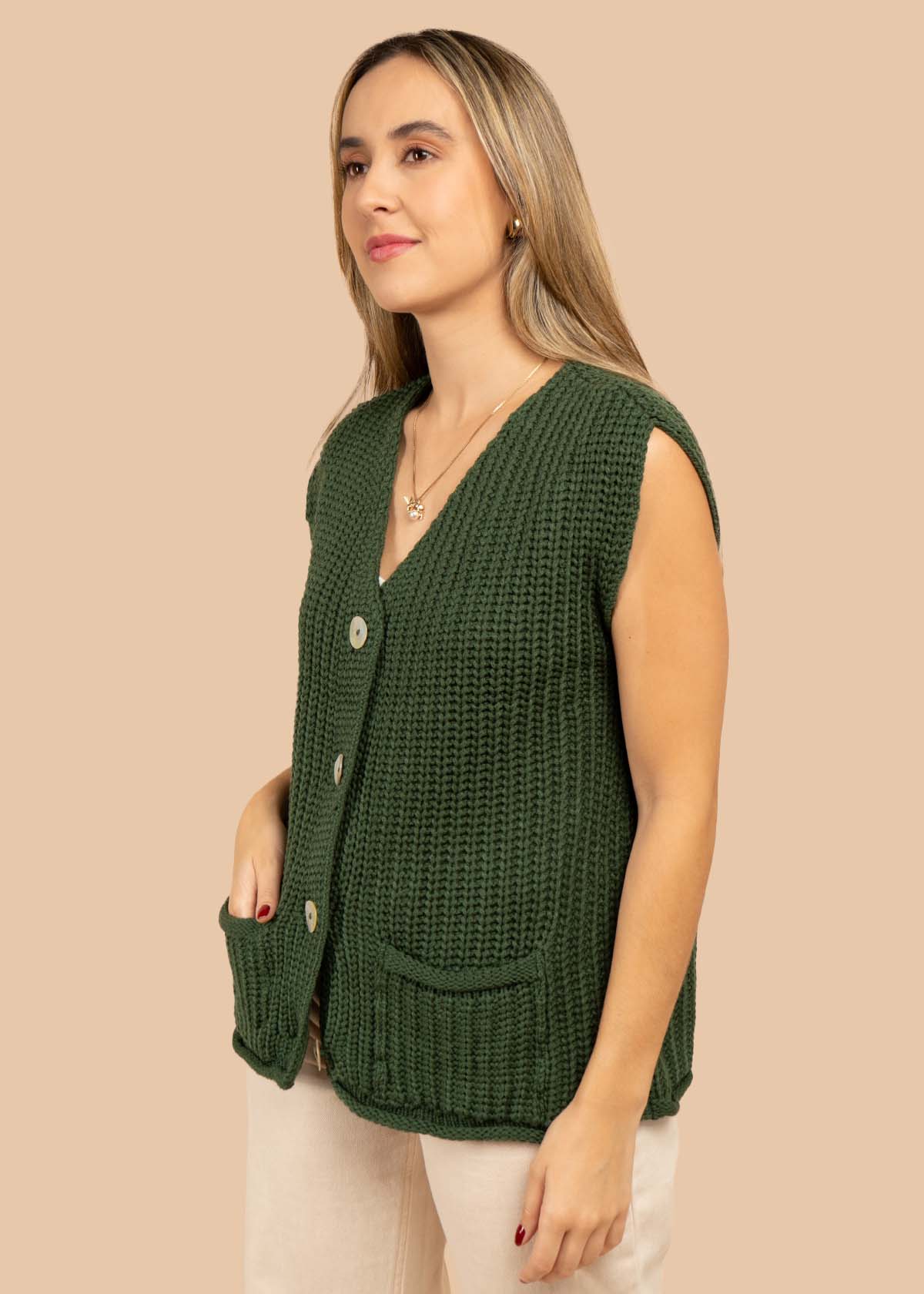 Chaleco tejido color verde con botones 105720