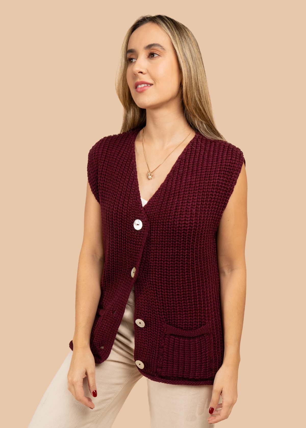 Chaleco tejido color vinotinto con botones 105720