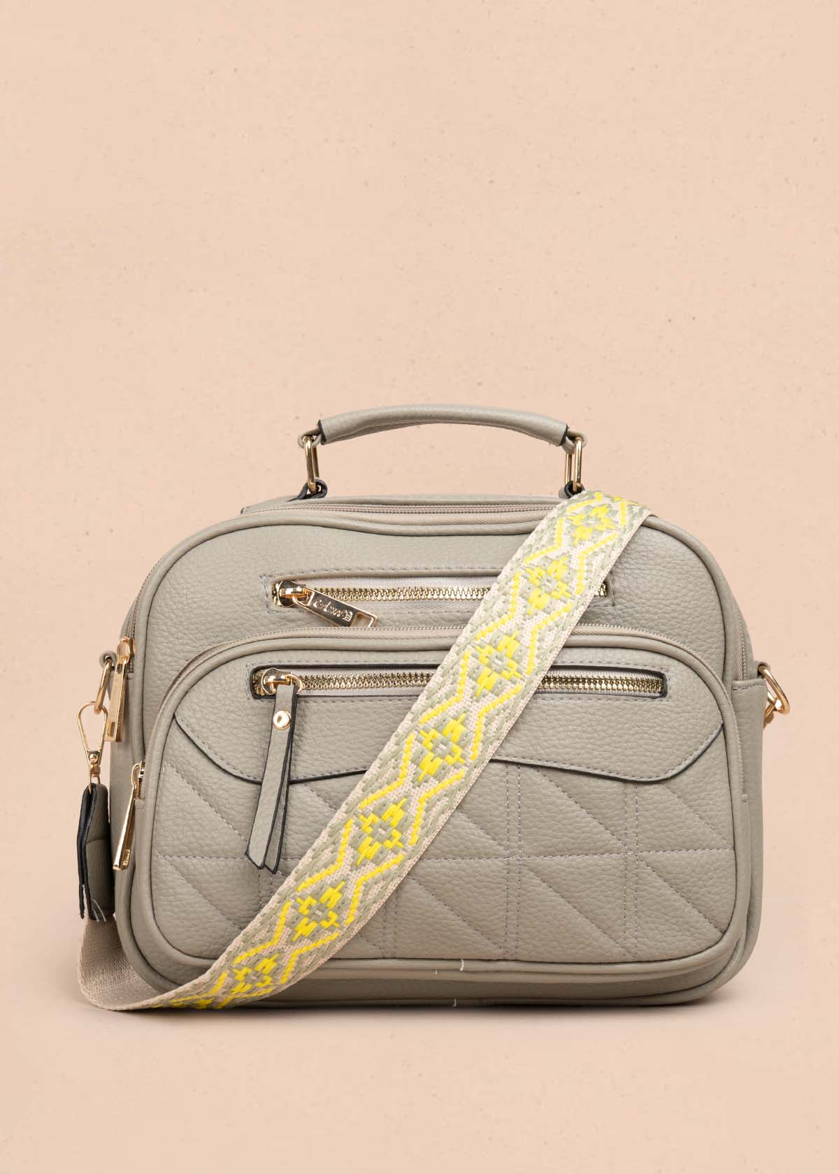 Bolso manos libres color gris con bolsillo frontal 105755