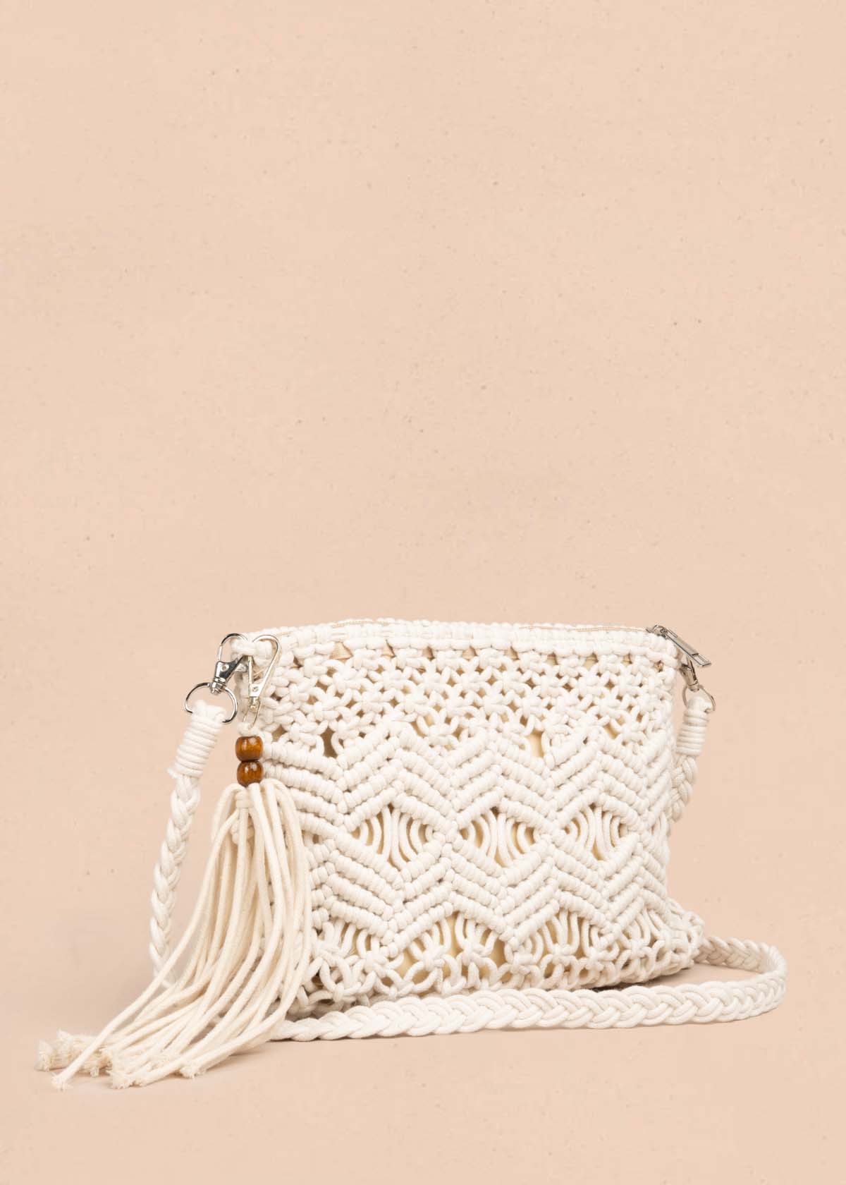 Bolso manos libres tejido color beige con borla 105761