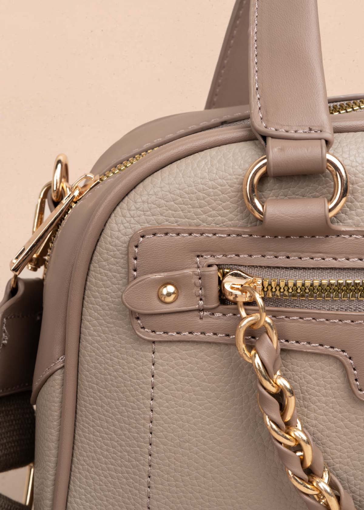 Bolso manos libres color taupe con cadena en cierre 105771