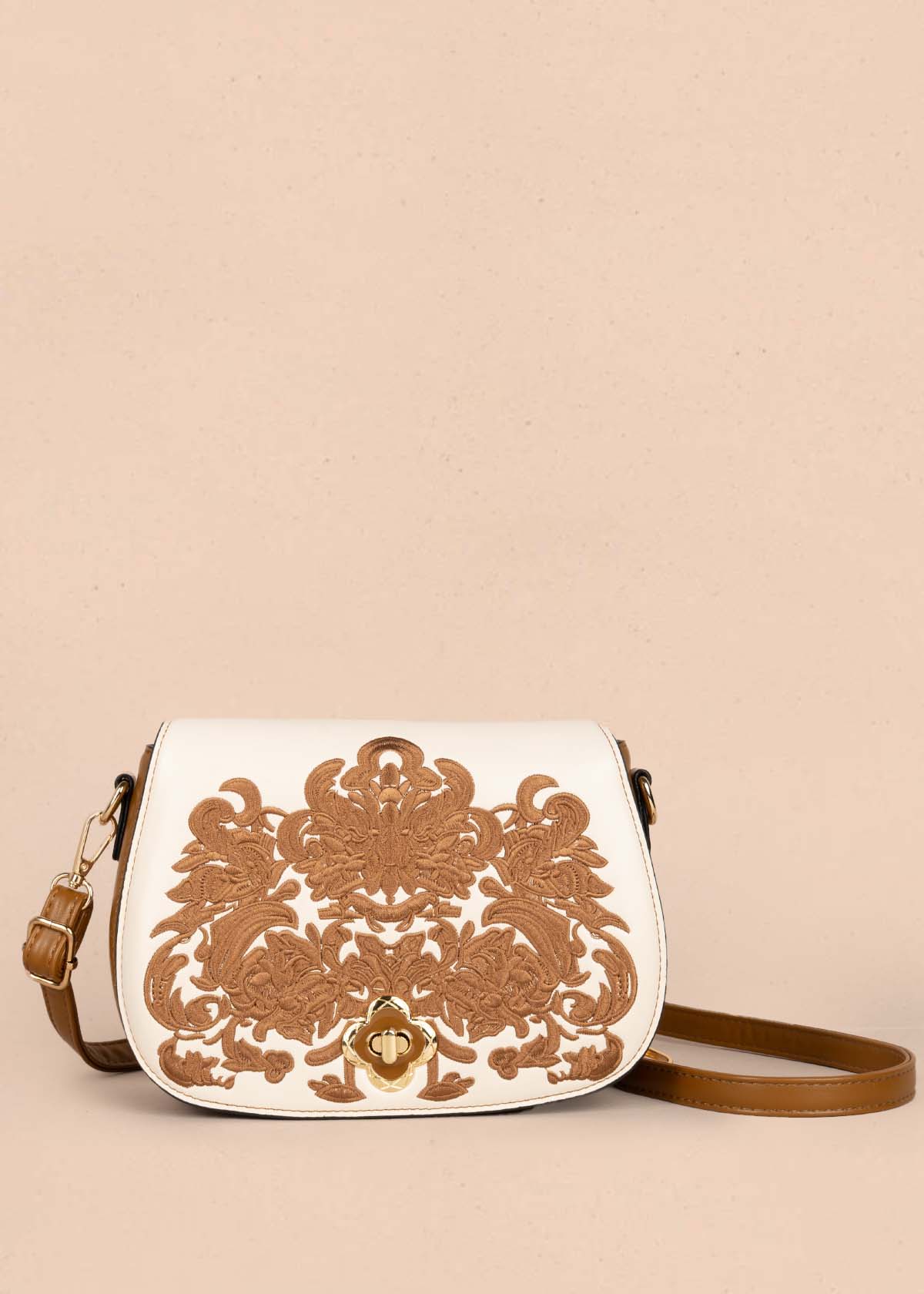 Bolso manos libres color café con bordado 105778