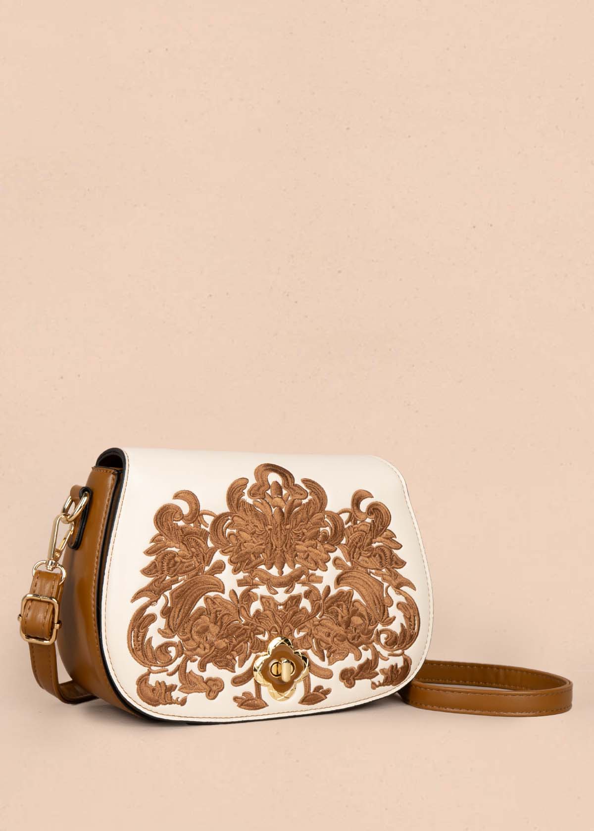 Bolso manos libres color café con bordado 105778
