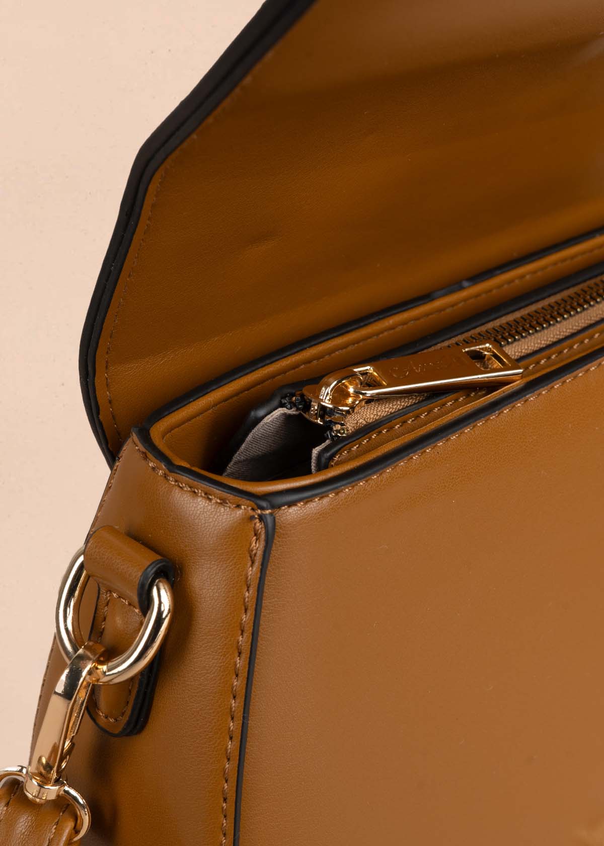 Bolso manos libres color café con bordado 105778