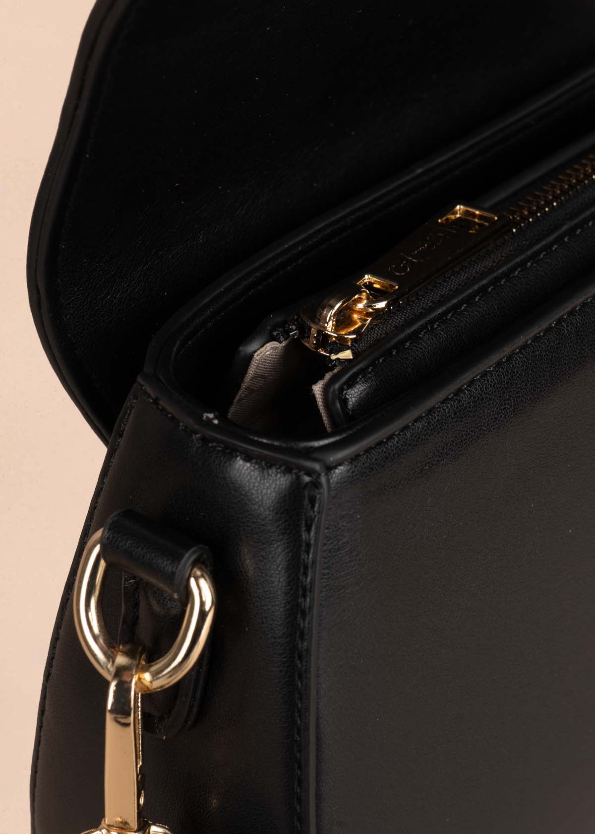 Bolso manos libres color negro con bordado 105778
