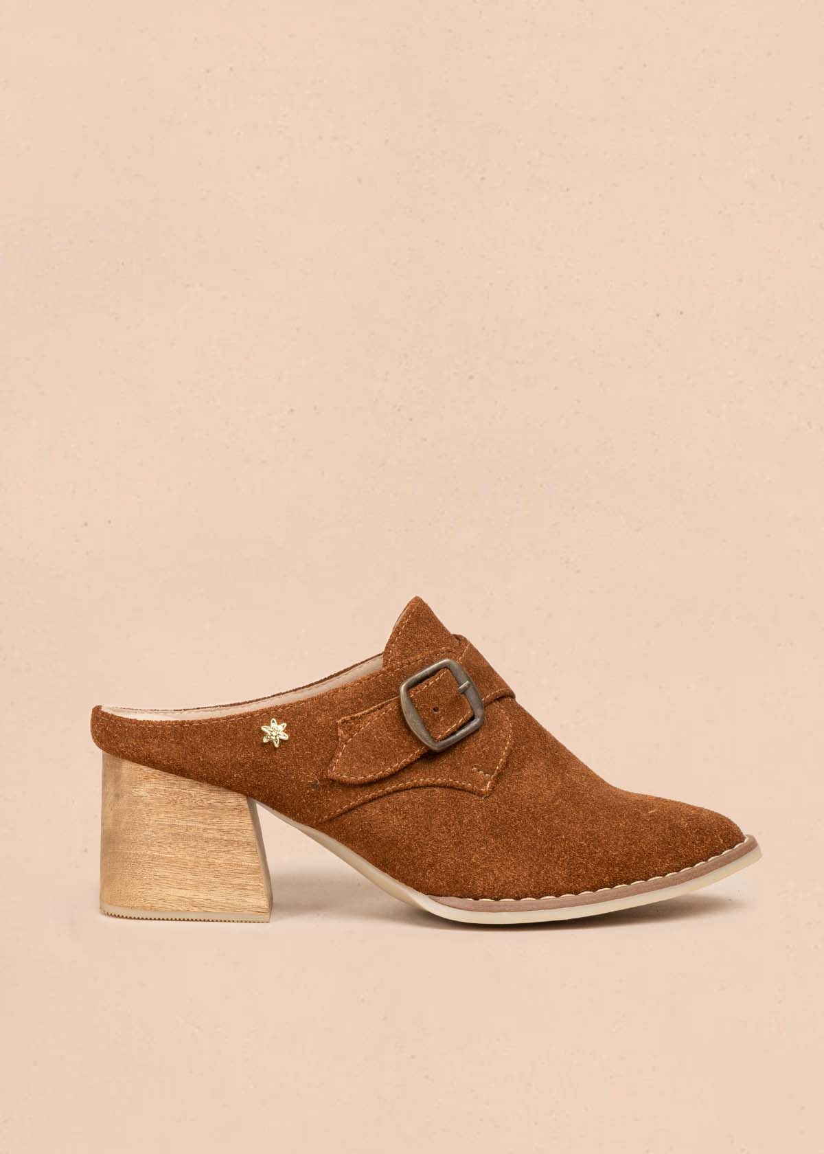 Suecos en cuero color canela con correa 105780