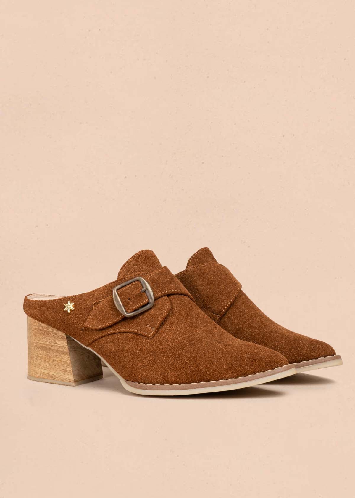 Suecos en cuero color canela con correa 105780