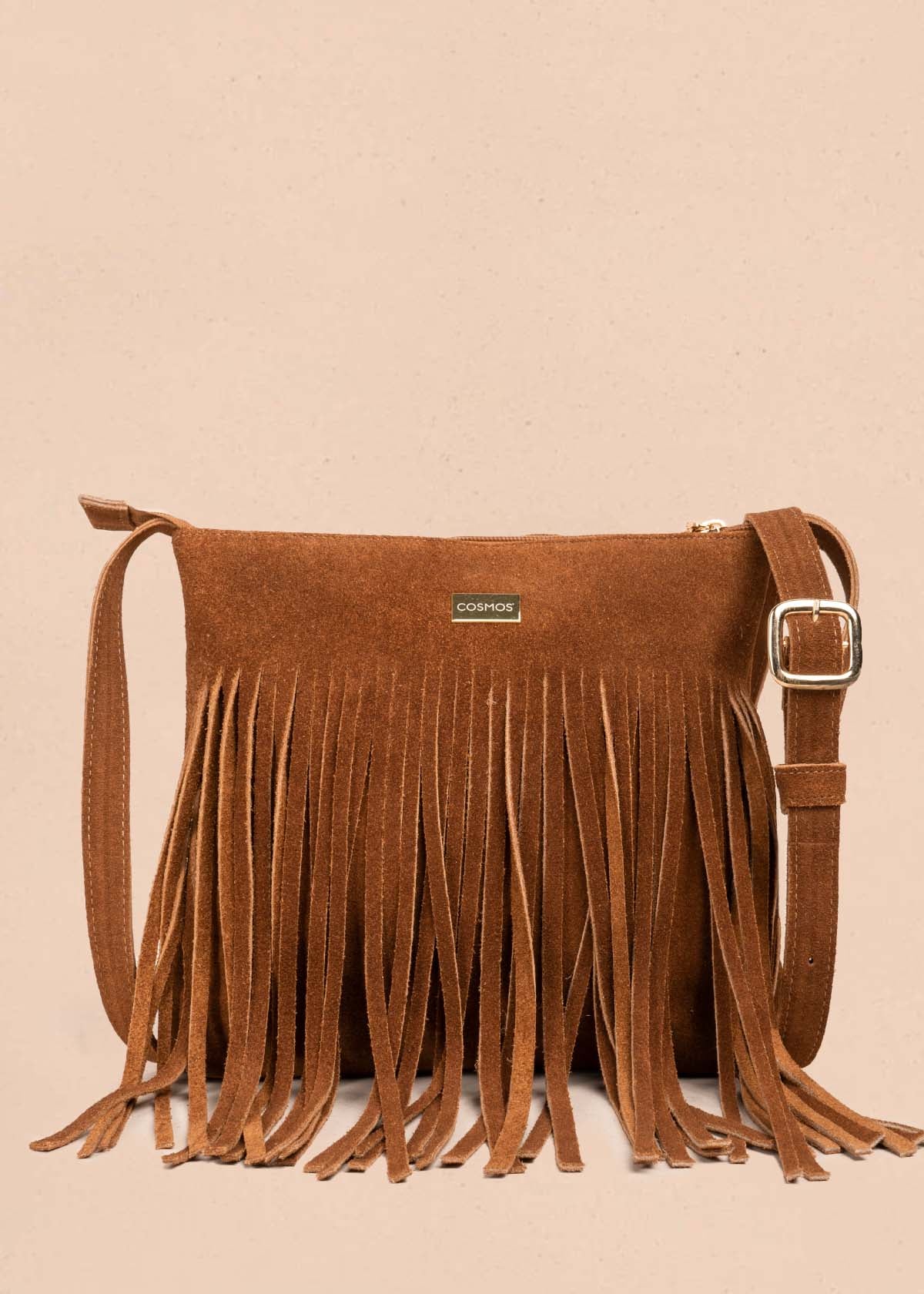Bolso manos libres en cuero color canela con flecos 105781