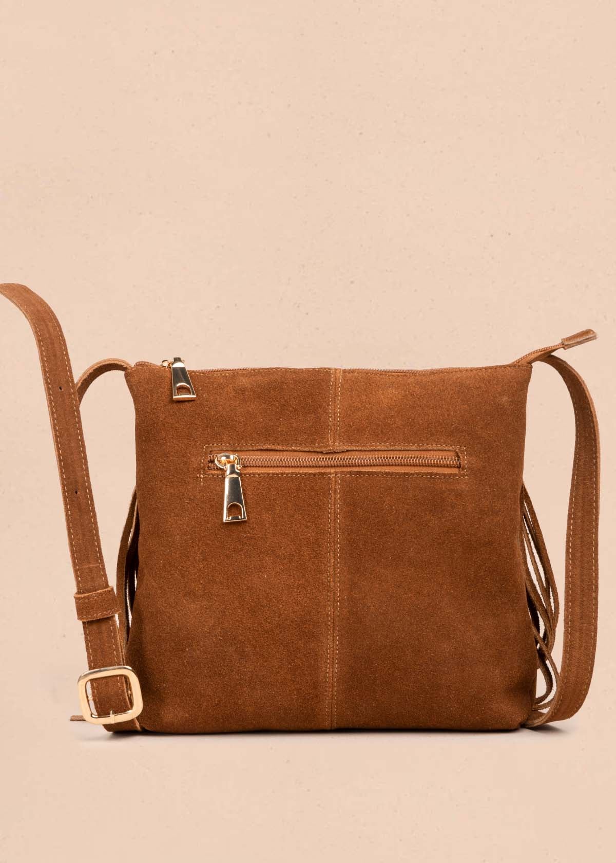 Bolso manos libres en cuero color canela con flecos 105781