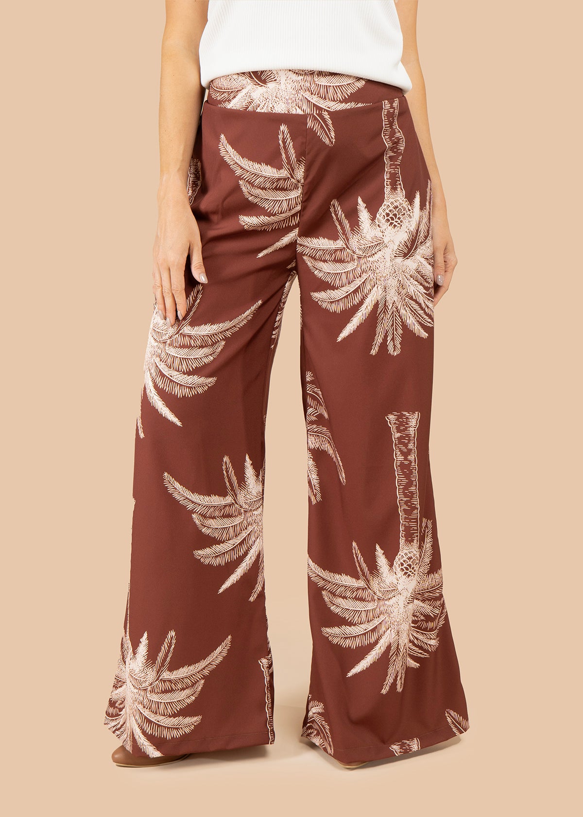 Pantalón color café con estampado de palmeras 105796