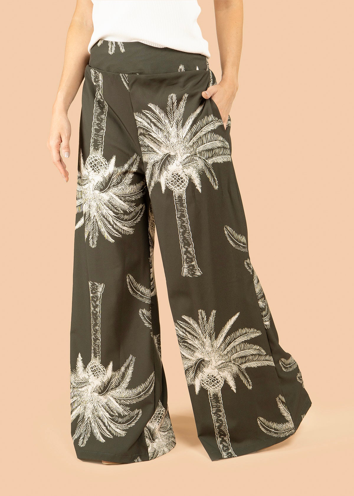 Pantalón color verde con estampado de palmeras 105796