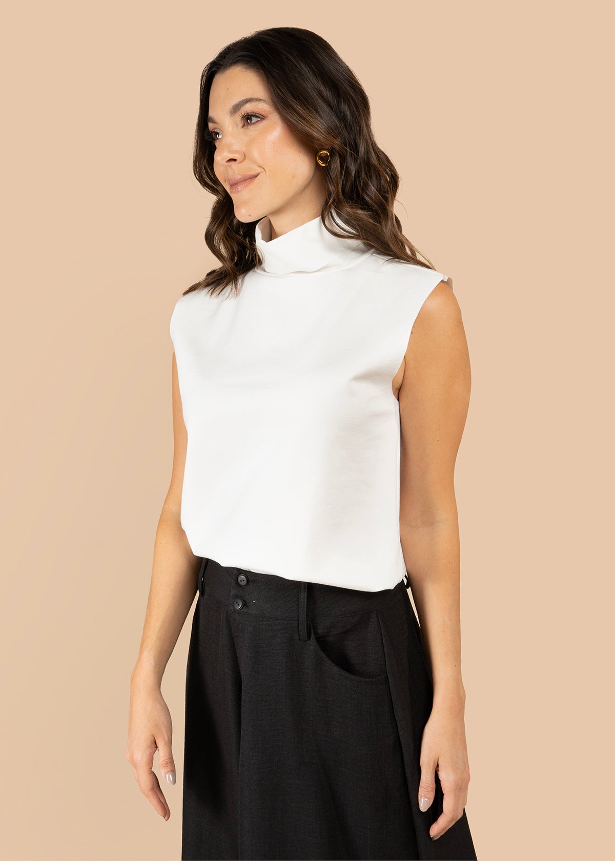 Camiseta color blanco sin mangas con cuello alto 105798