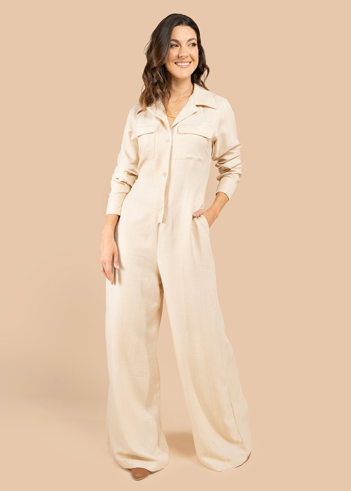 Enterizo color beige con bota ancha y bolsillos en el pecho 105800